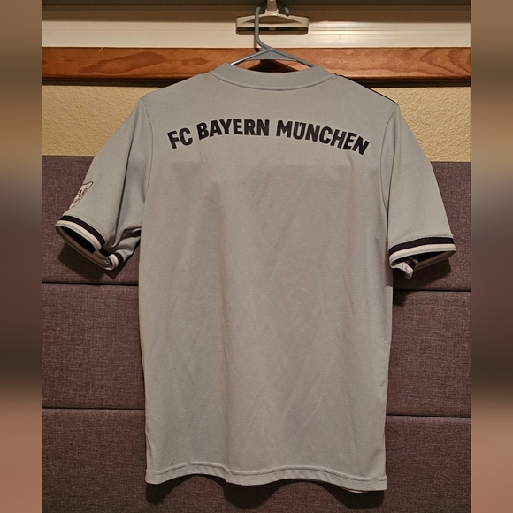 Bayern Munich Away Kit Youth XL - Picture 3 of 3